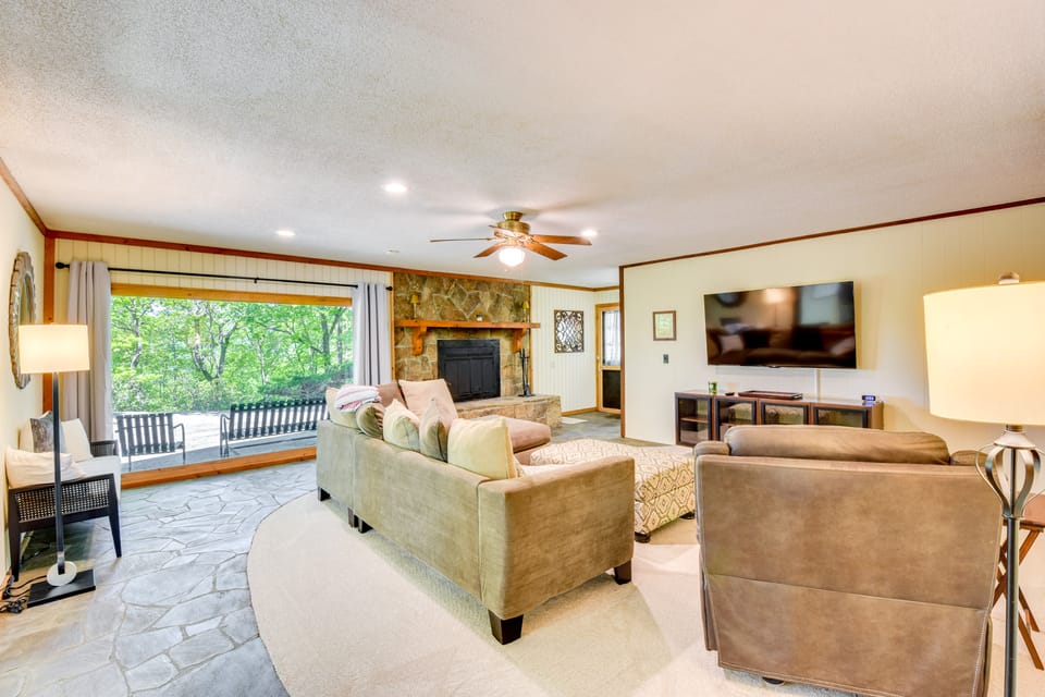 Deck & Game Room: Mountaintop Hideaway in Tiger! House in Georgia