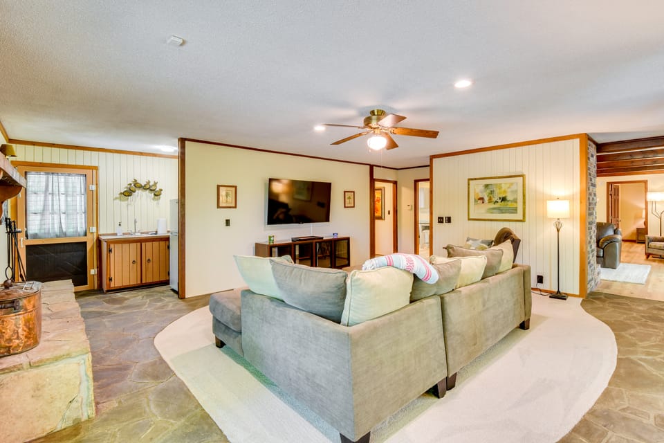 Deck & Game Room: Mountaintop Hideaway in Tiger! House in Georgia
