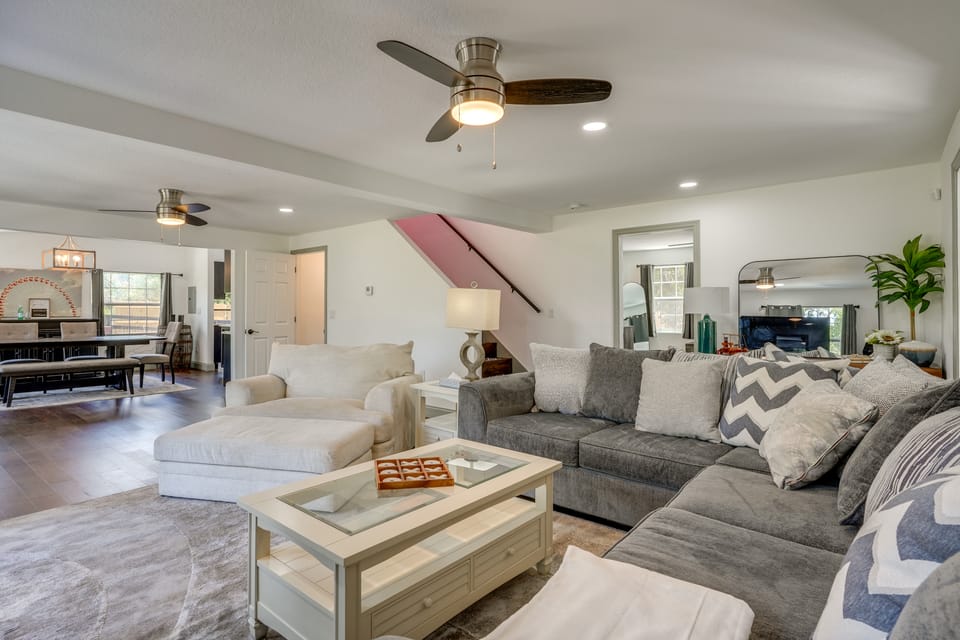 Pool Table, Fire Pit: Spacious Home in Dover! House in Florida