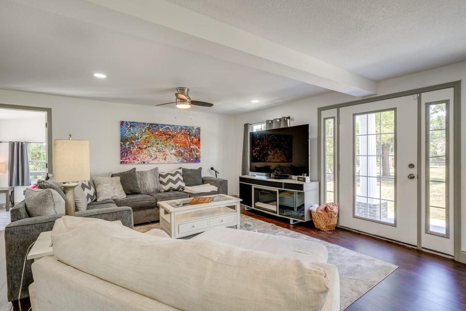 Pool Table, Fire Pit: Spacious Home in Dover! House in Florida