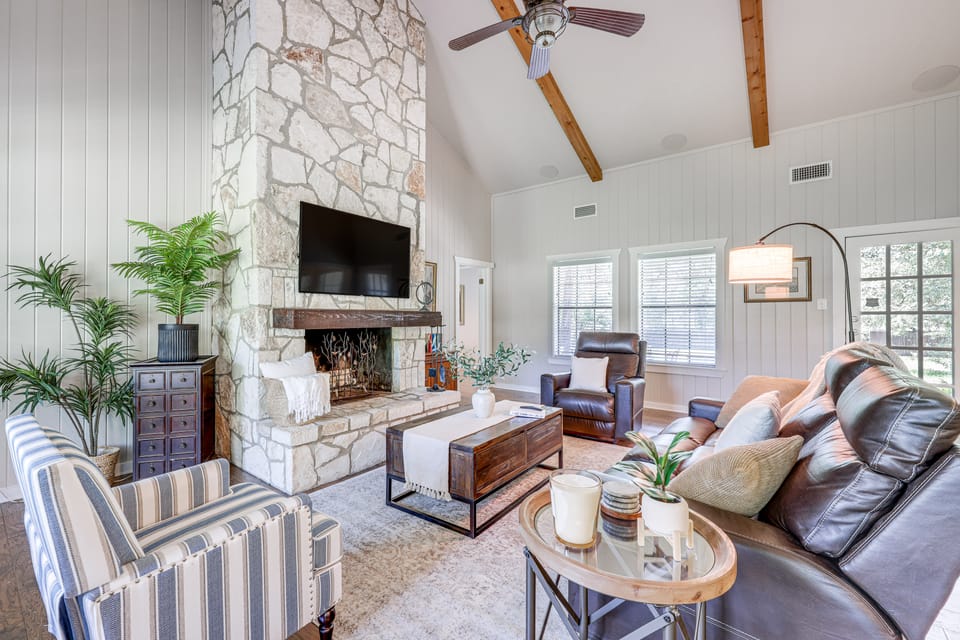 3 Mi to Boerne Lake: Getaway w/ Deck & Yard! House in Boerne