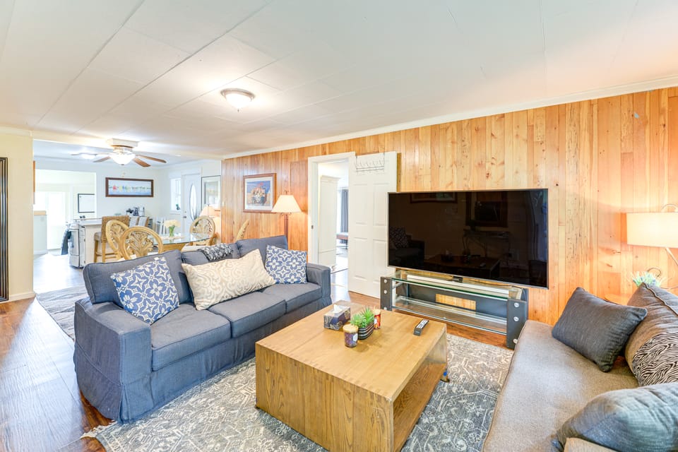 10 Mi to South Beach & Newport: Home w/ Deck! House in Oregon