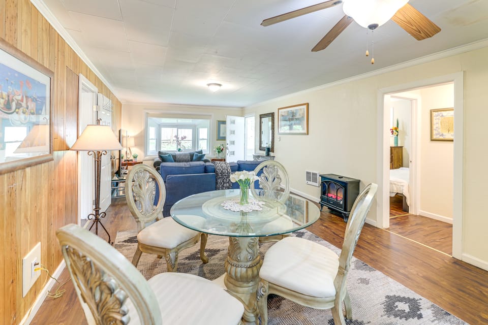 10 Mi to South Beach & Newport: Home w/ Deck! House in Oregon