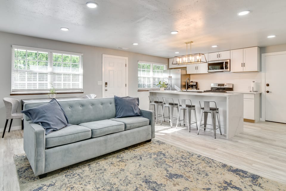 Walk to Dtwn Milwaukie: Family Gem w/ Creek Access Apartment in Milwaukie