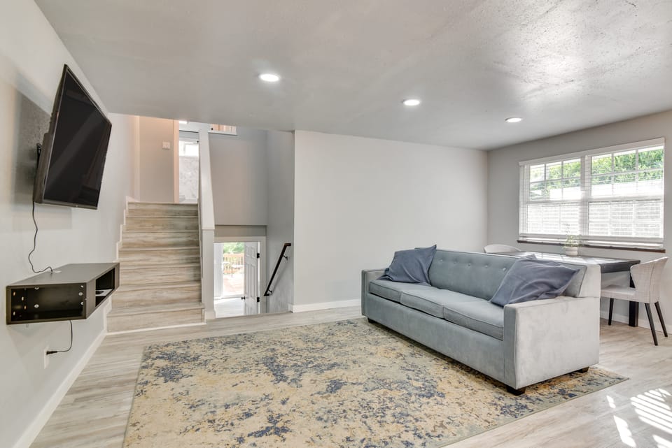 Walk to Dtwn Milwaukie: Family Gem w/ Creek Access Apartment in Milwaukie