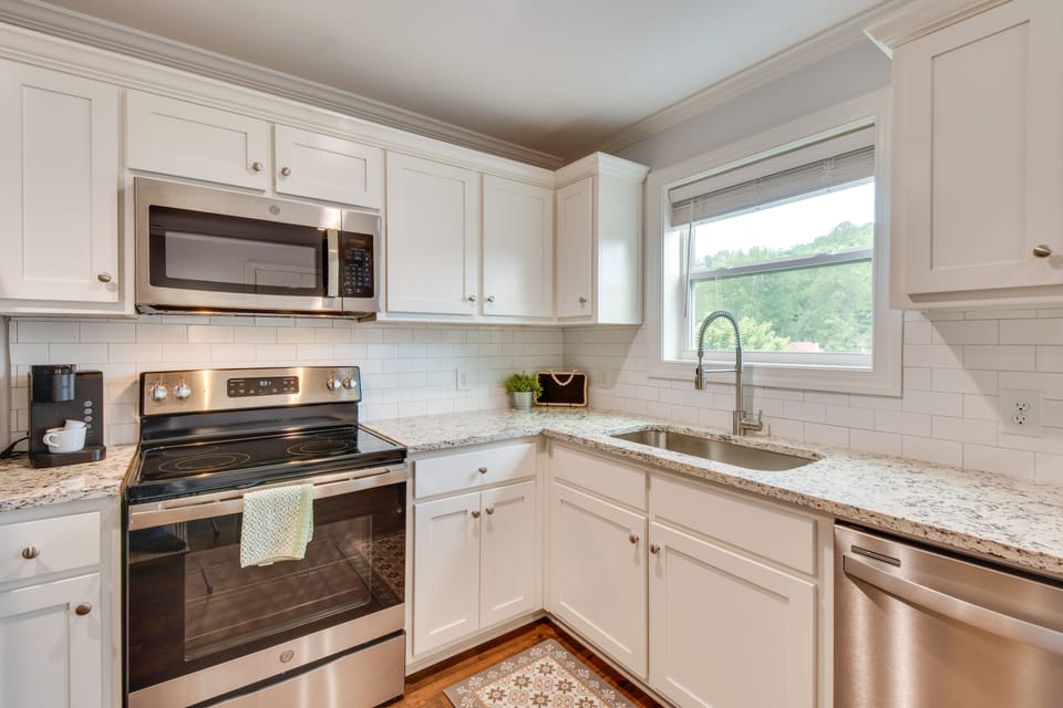 Steps to River + Shops: Downtown Helen Retreat! Apartment in Helen