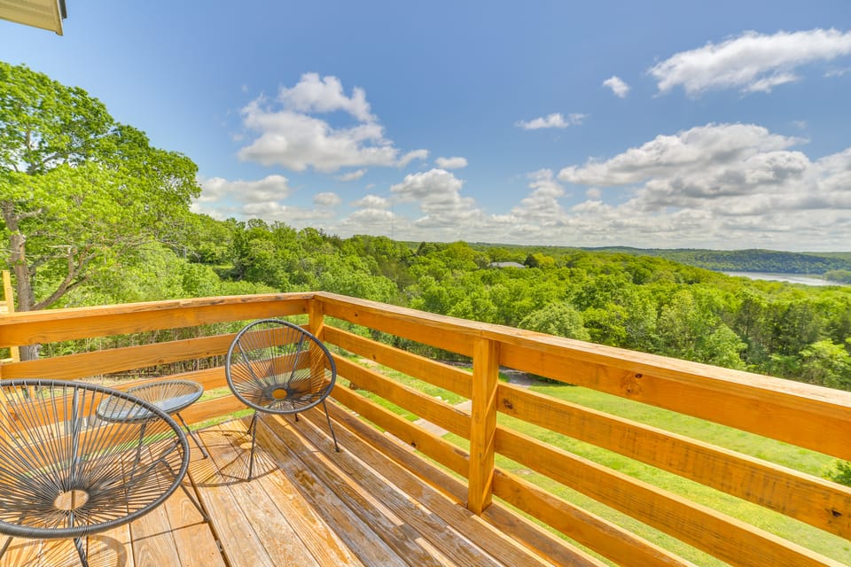 Lake Taneycomo Views: Family-Friendly Cabin! House in Forsyth