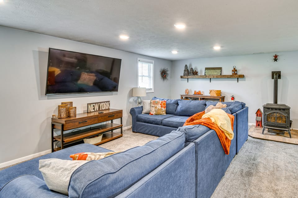 3 Mi to Erie Canal: Home w/ Hot Tub in Holley! House in New York
