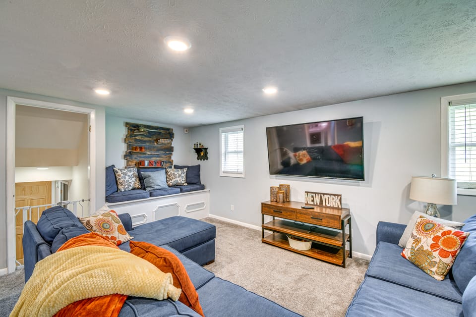 3 Mi to Erie Canal: Home w/ Hot Tub in Holley! House in New York