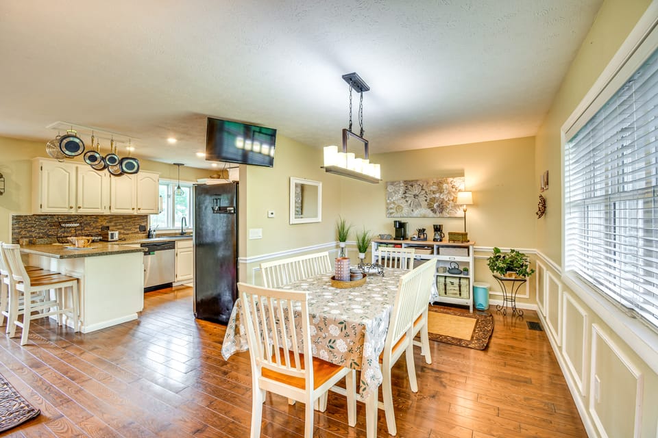 3 Mi to Erie Canal: Home w/ Hot Tub in Holley! House in New York