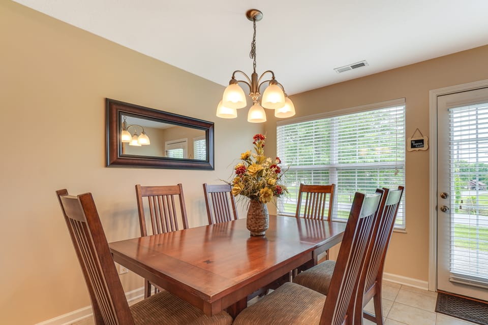 Home 2 Mi to Island in Pigeon Forge! House in Pigeon Forge