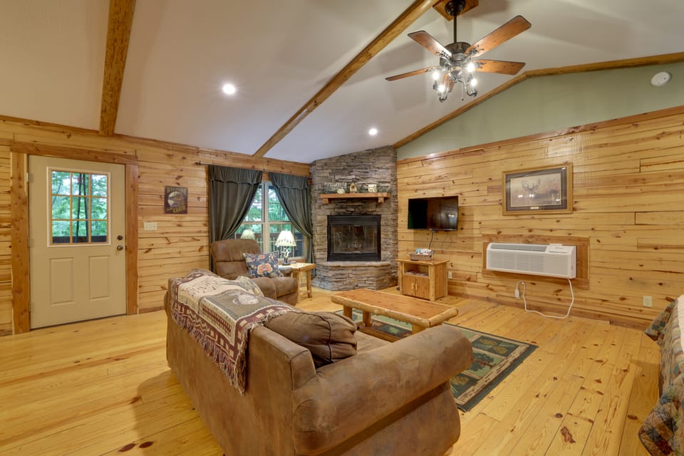 4 Mi to Beaver Lake: Peaceful Log Cabin w/ Deck! House in Beaver Lake