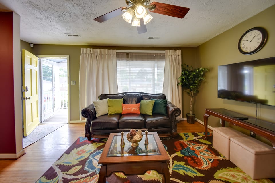 5 Mi to Dtwn: Pet-Friendly Gem w/ Yard in Hampton House in Hampton