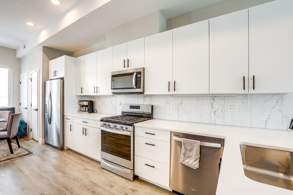 2 Mi to Ball Arena: Townhome w/ Rooftop Patio Apartment in Denver