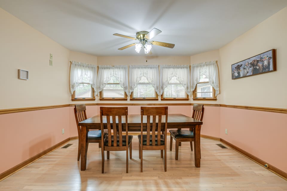 5 Mi to Lake Robinson: WFH-Friendly Home w/ Pool House in Greer