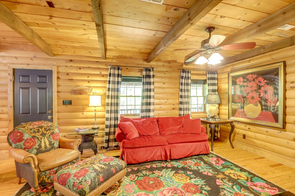 5 Mi to Dtwn Asheville: Tranquil Cabin Retreat! House in Woodfin