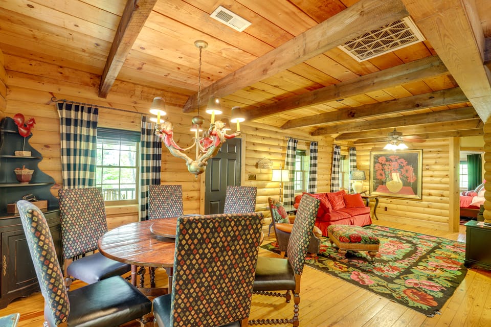 5 Mi to Dtwn Asheville: Tranquil Cabin Retreat! House in Woodfin