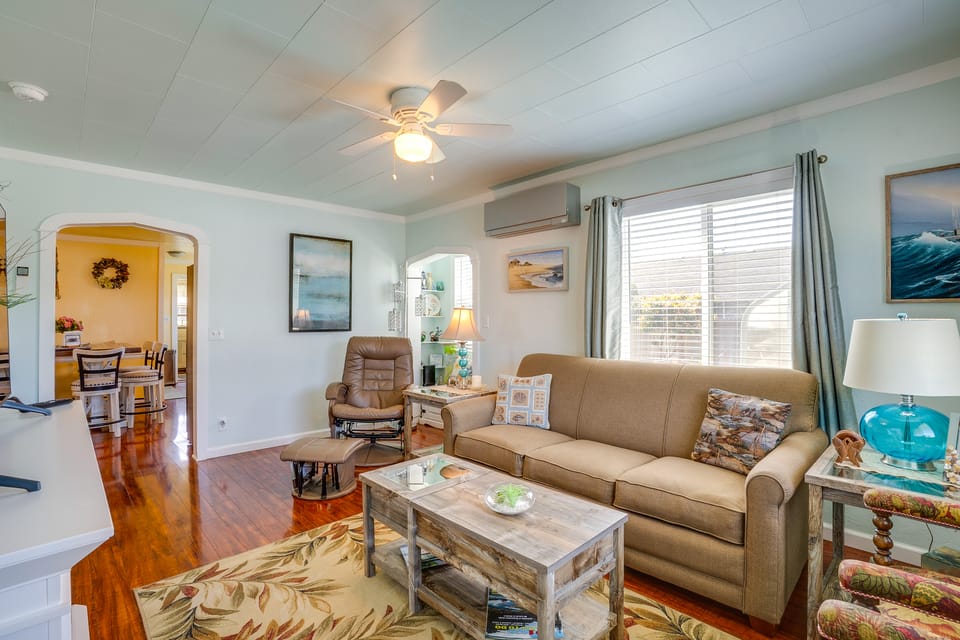 Walk to Gold Beach: Charming Cottage w/ Yard! Cottage in Gold Beach