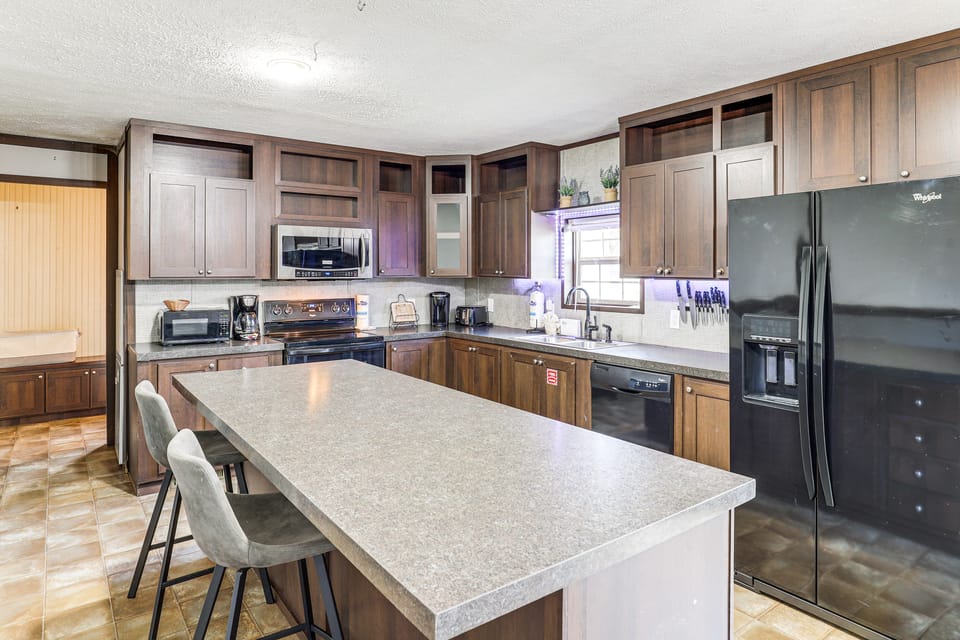 Scenic Hideaway in Sevierville: Hot Tub + Fire Pit House in Sevier County
