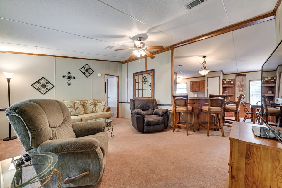 5 Blocks to Beach Access: Sanders Island Getaway! House in Lake Texoma