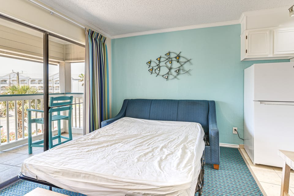 Steps to Babe’s Beach: Gulf Condo, Pool & Balcony Apartment in Galveston Island