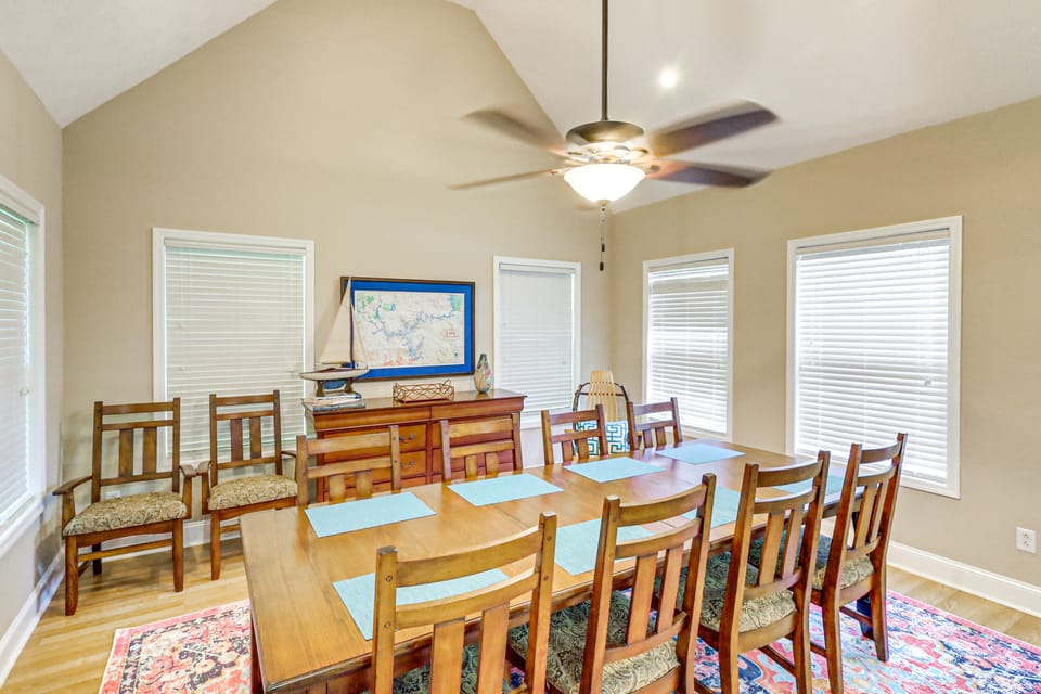 Secluded 6BR Sinclair Lake House w/ Dock House in Lake Sinclair