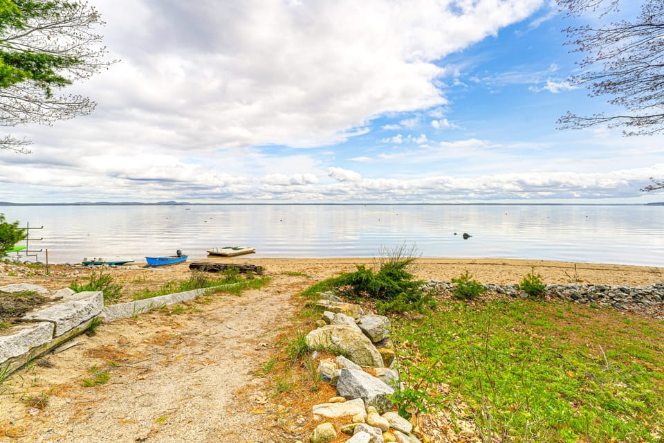 Walk to Sebago Town Beach: Luxe Townhome w/ Grill Apartment in Baldwin