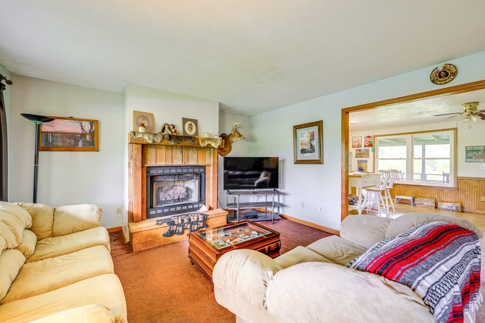 5 Mi to Lake Junaluska: Mtn Haven w/ Deck! House in Maggie Valley