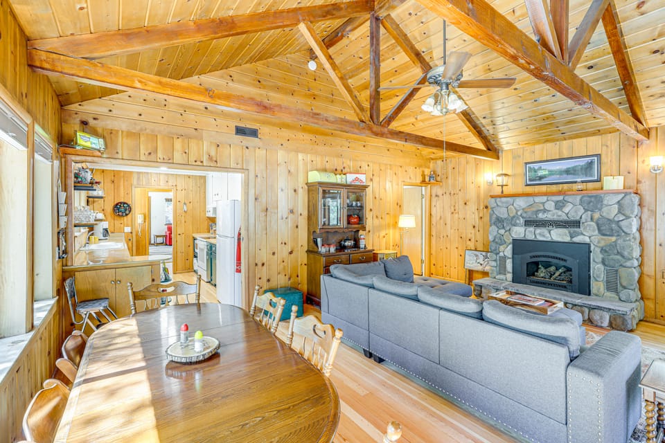 Walk to Lake Almanor: Prattville Cabin w/ 2 Decks! House in Lake Almanor