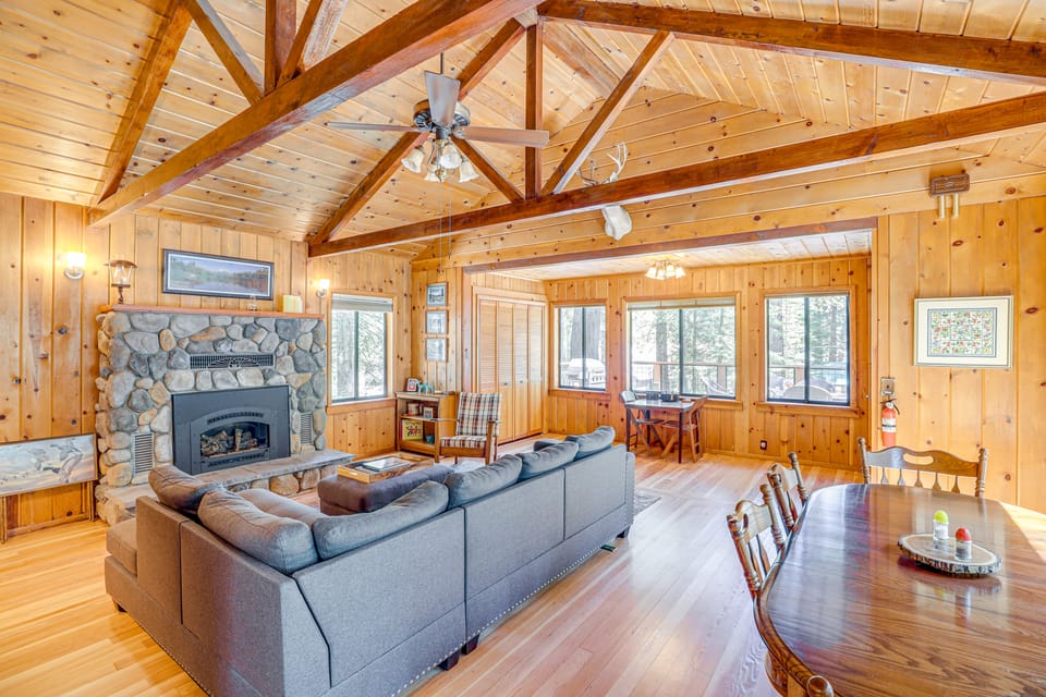 Walk to Lake Almanor: Prattville Cabin w/ 2 Decks! House in Lake Almanor