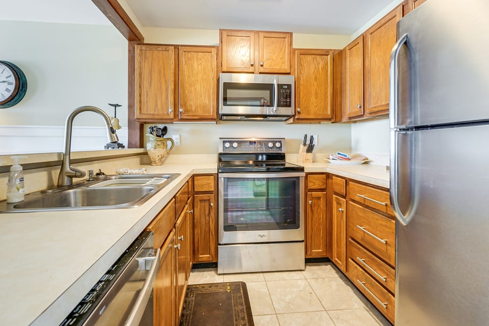 Sandy Oceanfront 2nd FL 1BR w/pool at The Riggings Apartment in Kure Beach