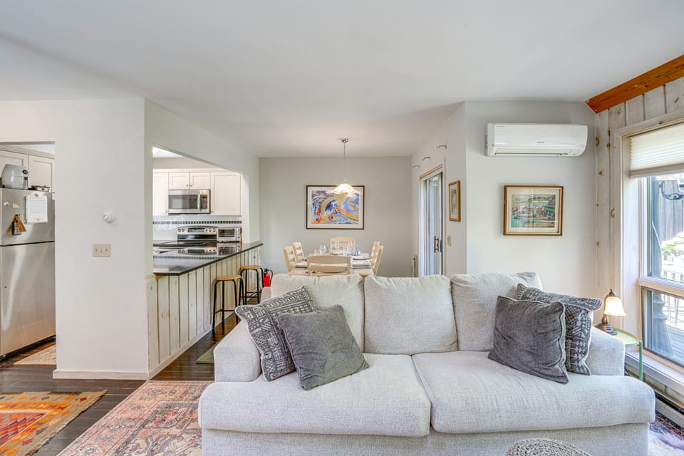 Ski, Hike & More: Year-Round Gem in Windham Apartment in Windham