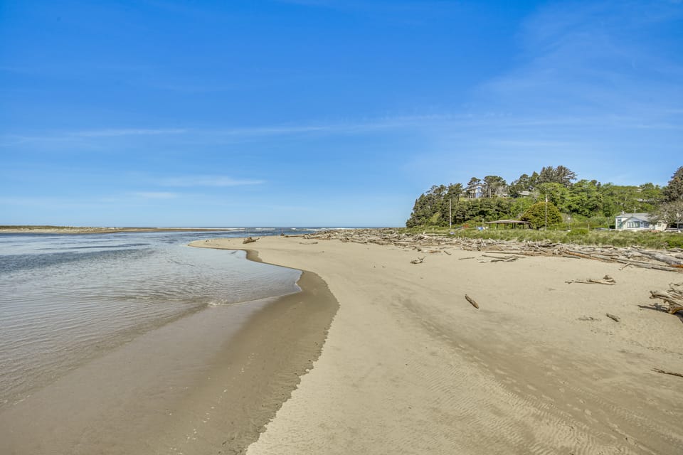 Walk to Beaches: 'Siletz Bay Bliss' Townhome Apartment in Lincoln City