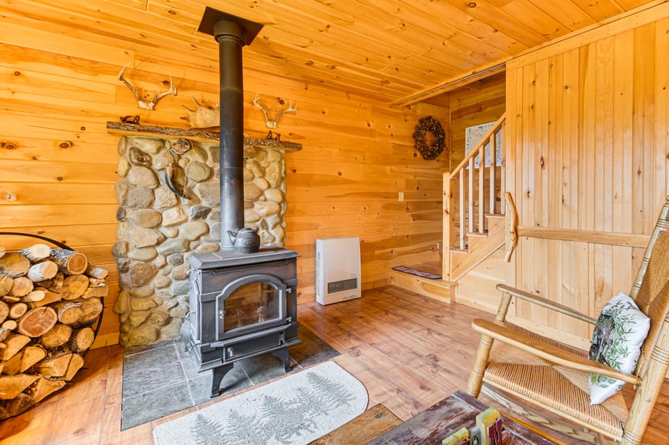 Fish, Hunt, Ride & Ski: 4-Season Phillips Retreat House in Maine