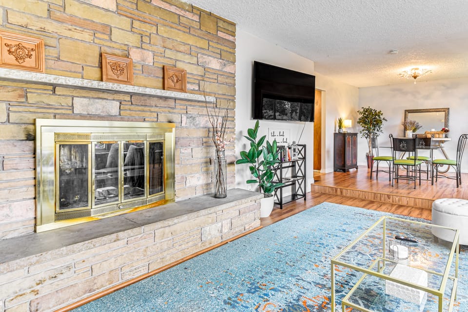 6 Mi to Downtown Vancouver: Peaceful Home w/ Deck House in Vancouver