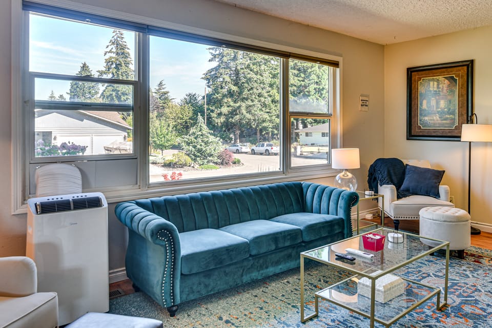 6 Mi to Downtown Vancouver: Peaceful Unit w/ Deck Apartment in Vancouver