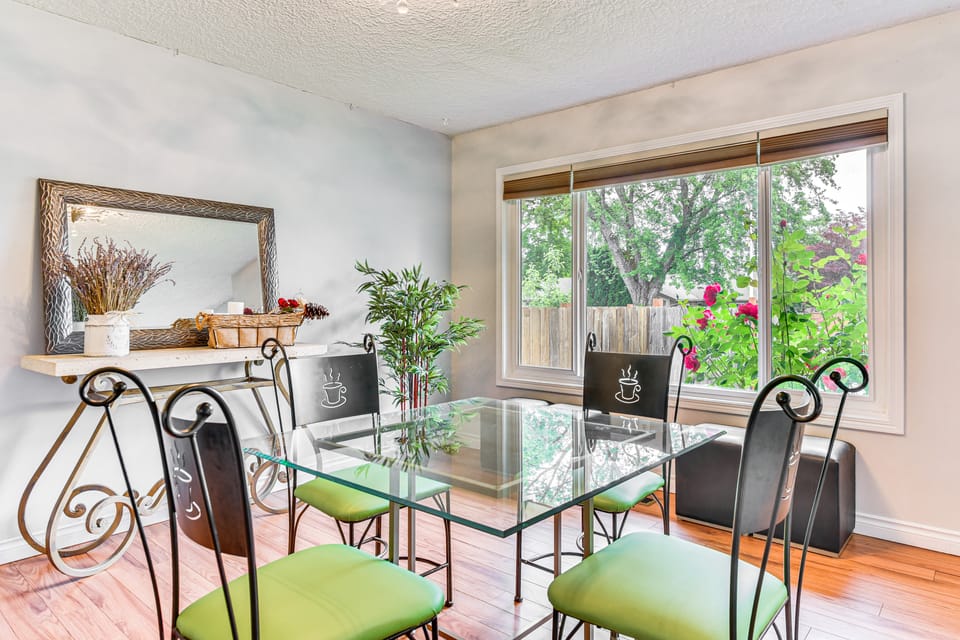 6 Mi to Downtown Vancouver: Peaceful Home w/ Deck House in Vancouver