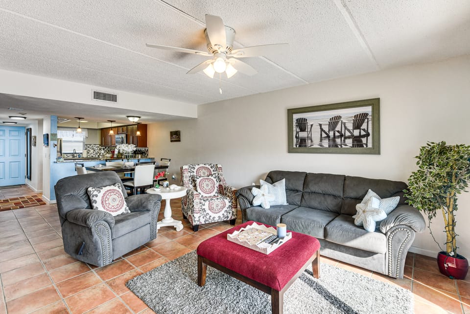 Walk to Ocean: Daytona Beach Shores Condo w/ Pool! Apartment in Daytona Beach Shores