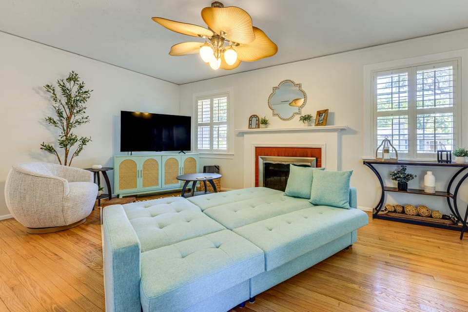 4 Mi to Dtwn Jacksonville: Chic Home w/ Porch! House in Jacksonville