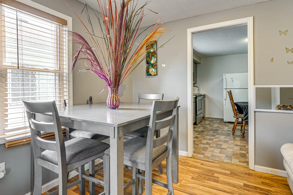 3 Mi to Dtwn Fort Wayne: Home w/ Deck & Yard! House in Fort Wayne