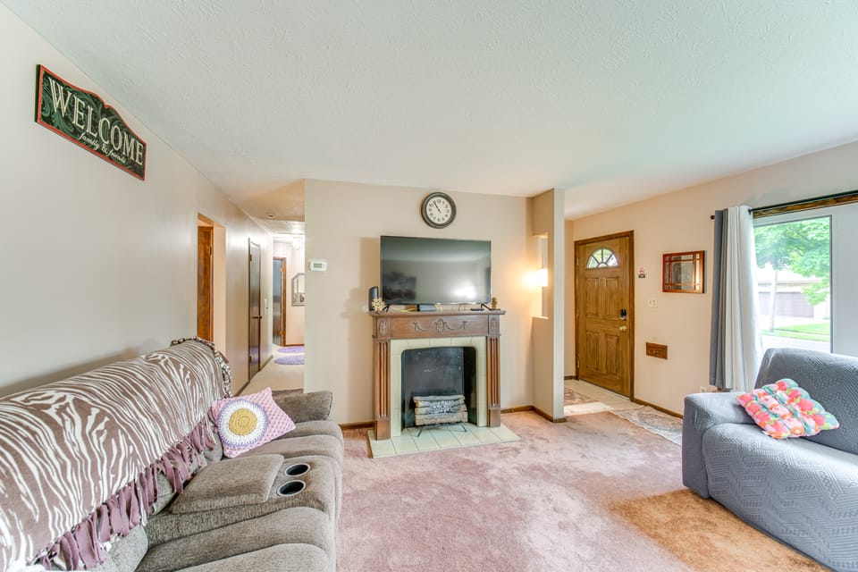 8 Mi to Cleveland: Family Home w/ Fenced Backyard! House in Brooklyn