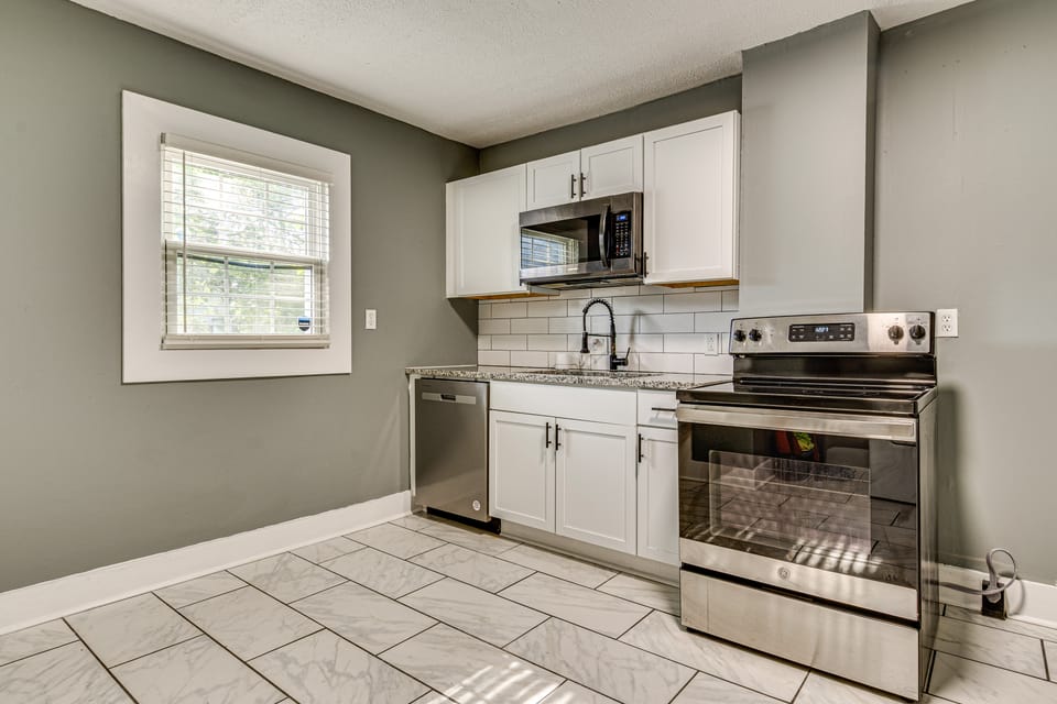 2 Mi to Mass Ave: Convenient Townhome w/ Yard! Apartment in Indianapolis