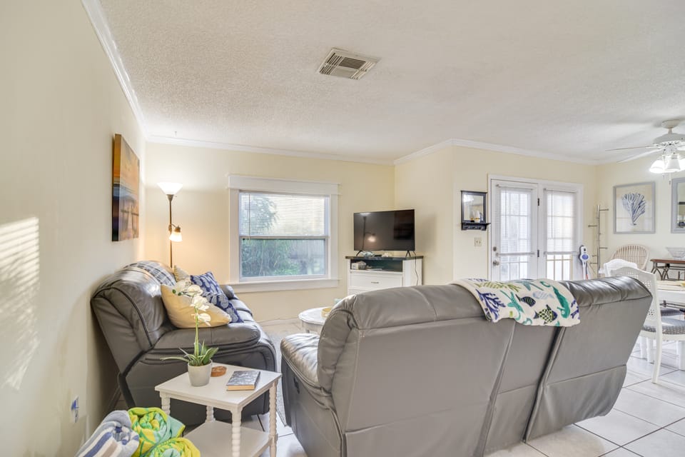 5 Mi to Beaches: Seminole Retreat w/ Balcony Apartment in Seminole
