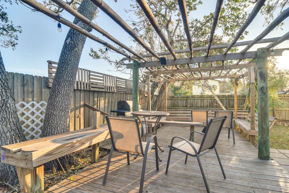 5 Mi to Beaches: Seminole Retreat w/ Balcony Apartment in Seminole