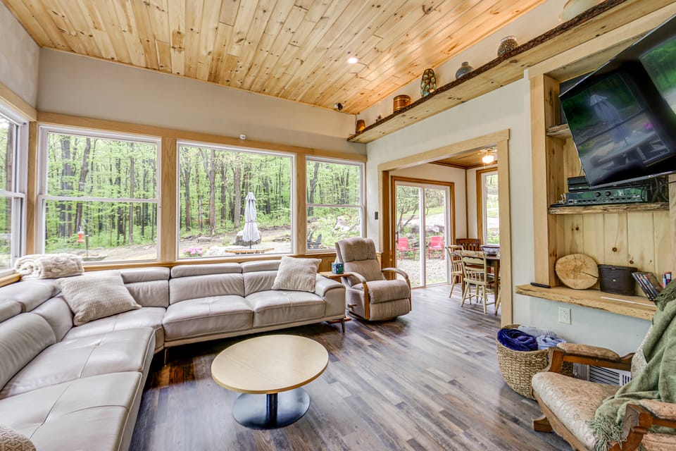 10 Mi to Mtn Resort: Normalville Cabin w/ Balcony! House in Pennsylvania