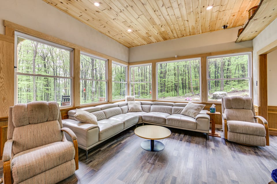 10 Mi to Mtn Resort: Normalville Cabin w/ Balcony! House in Pennsylvania