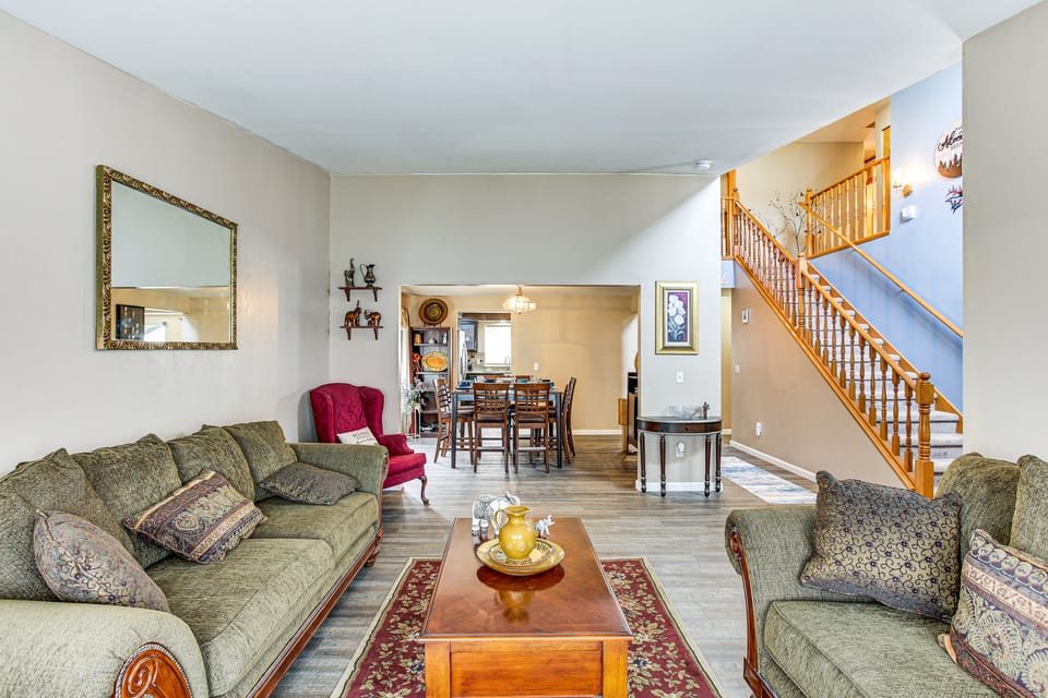 Home Theater & Large Backyard Deck: Tacoma Abode! House in Federal Way