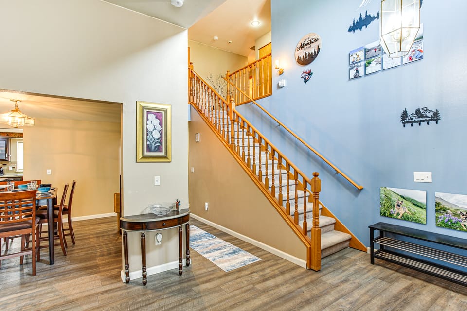 Home Theater & Large Backyard Deck: Tacoma Abode! House in Federal Way