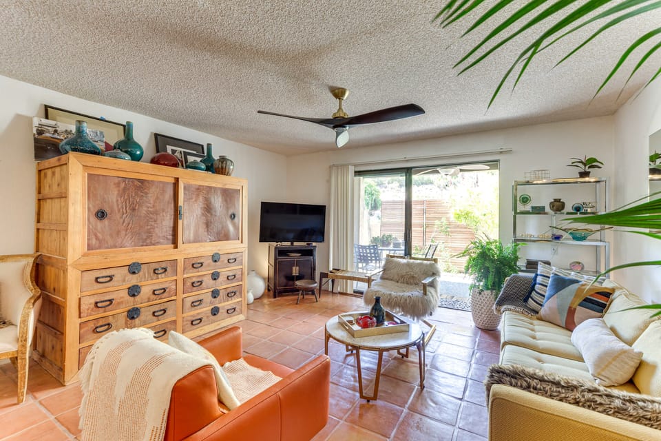 2 Mi to Dtwn Palm Springs: Mtn-View Condo w/ Pool Apartment in Palm Springs