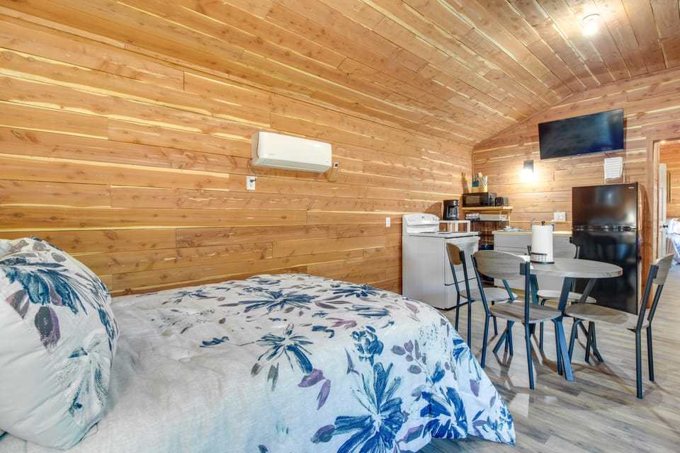 Half-Mi to Bull Shoals Lake Access: Angler's Cabin House in Lakeview